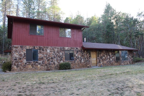 Photo of 333 Greens Creek Road, Grants Pass, OR 97527 (MLS # 220229160)