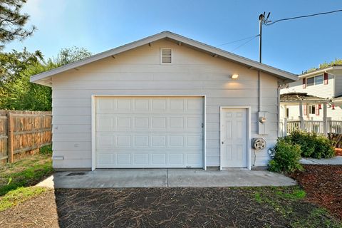Tiny photo for 1721 Homedale Road, Klamath Falls, OR 97603 (MLS # 220211002)