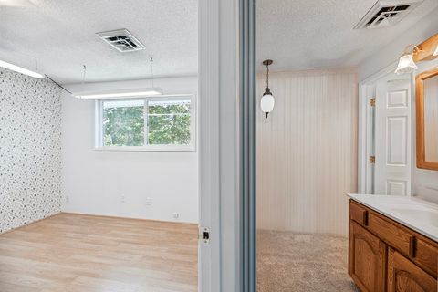 Tiny photo for 1721 Homedale Road, Klamath Falls, OR 97603 (MLS # 220211002)