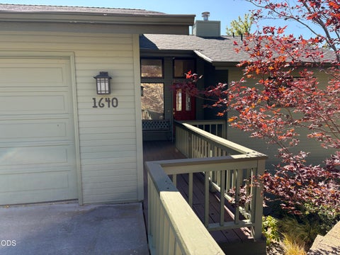 Photo of 1640 Ridgecrest Drive, Klamath Falls, OR 97601 (MLS # 220228800)