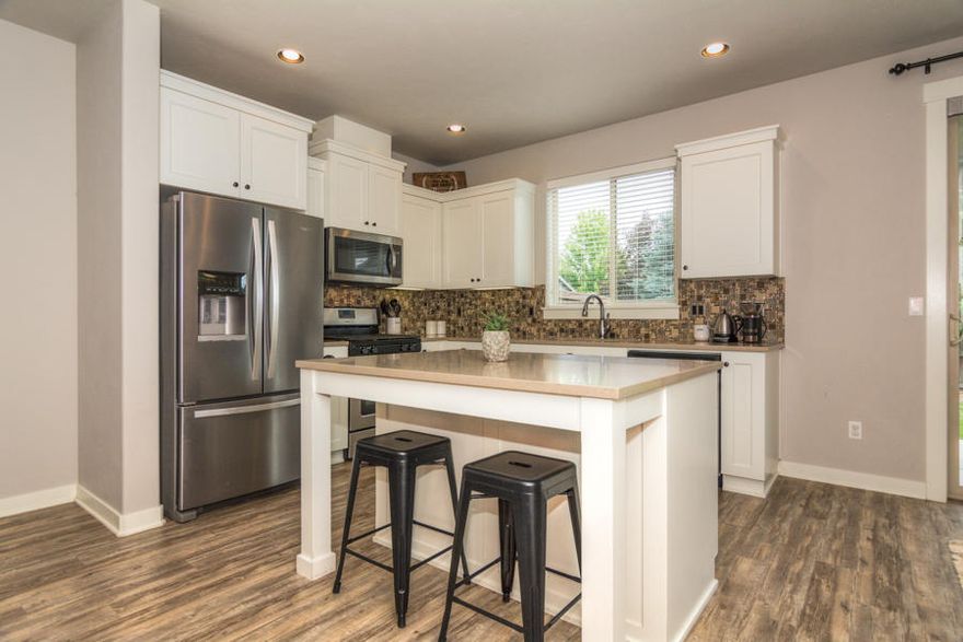 Like new! 2016 Pahlisch Town Home 1713 sqft, 3Bd/2.5Ba , Great Room floor plan w/modern finishes-
9' ceilings, stone Gas FP, open dining/kitchen w/SS appl, slab quartz counters, island, Master w/Cascade Mtn & Smith Rock
views, walk-in, private bath w/dbl slab-quartz vanity, attached & insulated 2-car garage, fenced backyard w/professional
landscaping and sprinkler system, covered patio area, High Eff Gas FA Heating & Central AC!