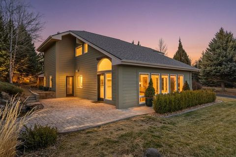 Photo of 1895 Murrelet Drive, Redmond, OR 97756 (MLS # 220213870)