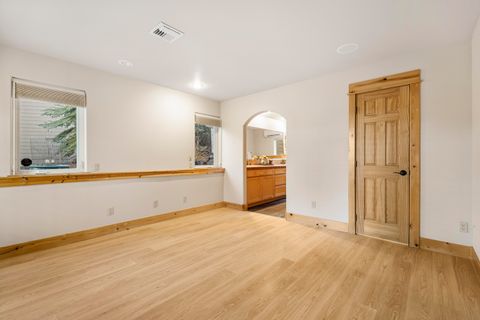 Tiny photo for 1895 Murrelet Drive, Redmond, OR 97756 (MLS # 220213870)