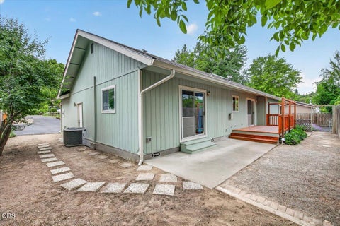 Tiny photo for 1222 Monroe Way, Grants Pass, OR 97527 (MLS # 220222918)