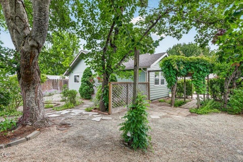 Tiny photo for 1222 Monroe Way, Grants Pass, OR 97527 (MLS # 220222918)