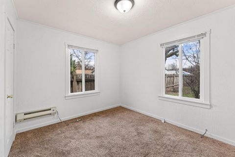 Tiny photo for 609 SE Riverside Avenue, Grants Pass, OR 97526 (MLS # 220212968)