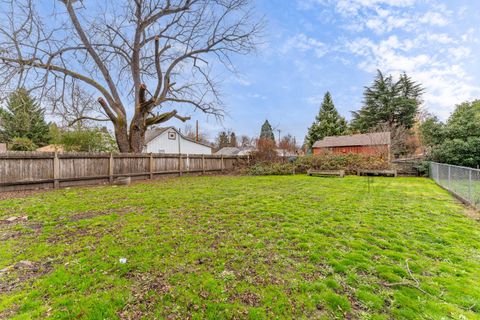 Tiny photo for 609 SE Riverside Avenue, Grants Pass, OR 97526 (MLS # 220212968)