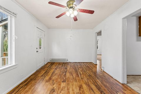 Tiny photo for 609 SE Riverside Avenue, Grants Pass, OR 97526 (MLS # 220212968)