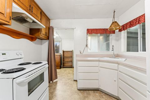 Tiny photo for 609 SE Riverside Avenue, Grants Pass, OR 97526 (MLS # 220212968)