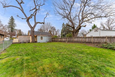 Tiny photo for 609 SE Riverside Avenue, Grants Pass, OR 97526 (MLS # 220212968)