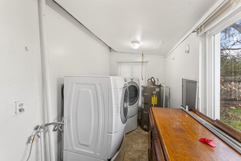 Tiny photo for 609 SE Riverside Avenue, Grants Pass, OR 97526 (MLS # 220212968)