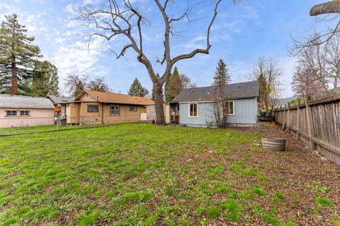 Tiny photo for 609 SE Riverside Avenue, Grants Pass, OR 97526 (MLS # 220212968)
