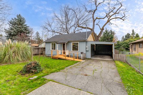 Photo of 609 SE Riverside Avenue, Grants Pass, OR 97526 (MLS # 220212968)