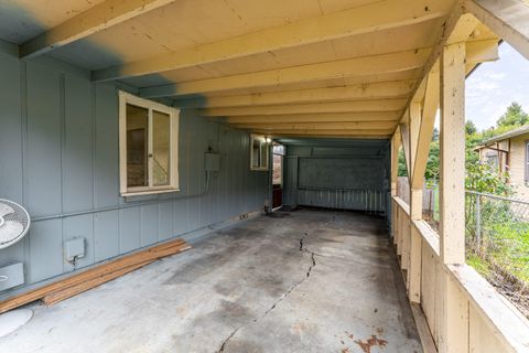 Tiny photo for 609 SE Riverside Avenue, Grants Pass, OR 97526 (MLS # 220212968)