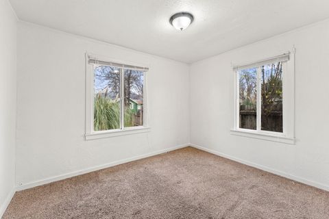 Tiny photo for 609 SE Riverside Avenue, Grants Pass, OR 97526 (MLS # 220212968)
