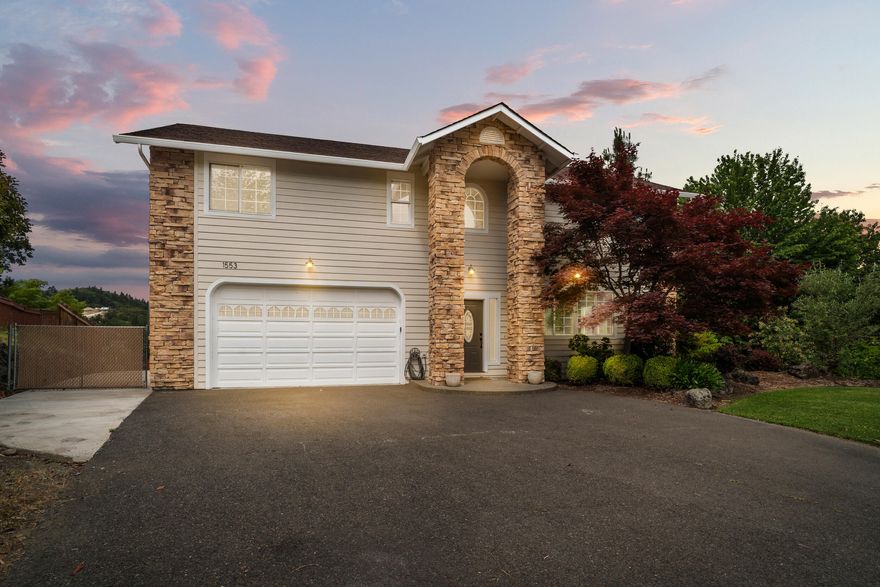 Welcome to this beautifully maintained 2,368 sq. ft. home nestled in the serene hills of Grants Pass! With 3 bedrooms and 2 1/2 bathrooms, this home offers a perfect blend of comfort, space, and breathtaking scenery.
Step inside to a bright and open layout, featuring an upstairs primary suite complete with a large walk-in closet—your own private retreat. The heart of the home opens to a gorgeous deck, ideal for entertaining or simply soaking in the unforgettable panoramic views that give this street its name.
Outside, enjoy a generously sized front yard, lush grassy areas, and a spacious concrete patio that expands your living space to the outdoors. With plenty of usable space, you have room to garden, play, or relax under the sky.
Don't miss the opportunity to own this exceptional home in a peaceful neighborhood just minutes from town!