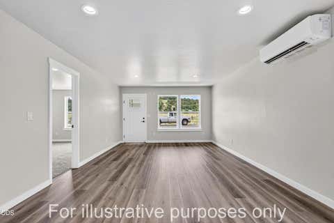 Tiny photo for 953 Honey Bee Street, Medford, OR 97501 (MLS # 220226804)
