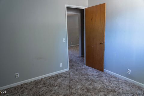 Tiny photo for 1921 Regina Way, Grants Pass, OR 97527 (MLS # 220224233)