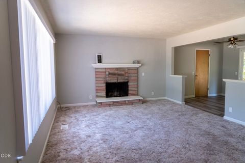 Tiny photo for 1921 Regina Way, Grants Pass, OR 97527 (MLS # 220224233)