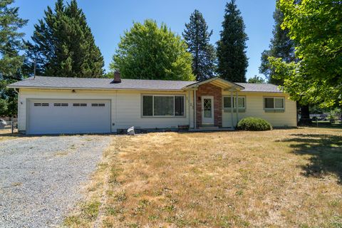 Photo of 1921 Regina Way, Grants Pass, OR 97527 (MLS # 220224233)