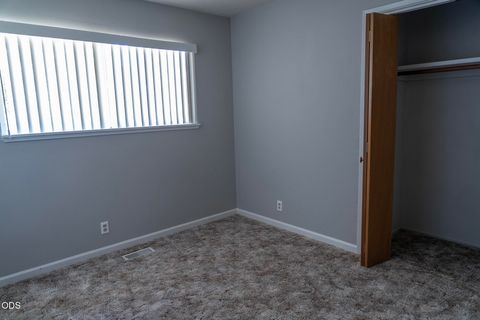 Tiny photo for 1921 Regina Way, Grants Pass, OR 97527 (MLS # 220224233)