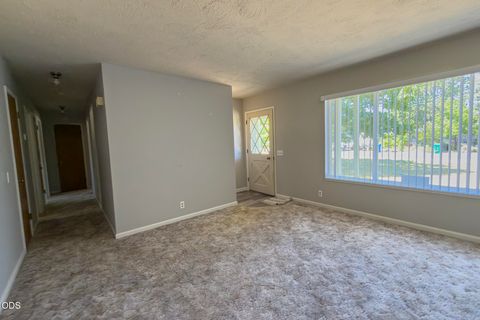 Tiny photo for 1921 Regina Way, Grants Pass, OR 97527 (MLS # 220224233)