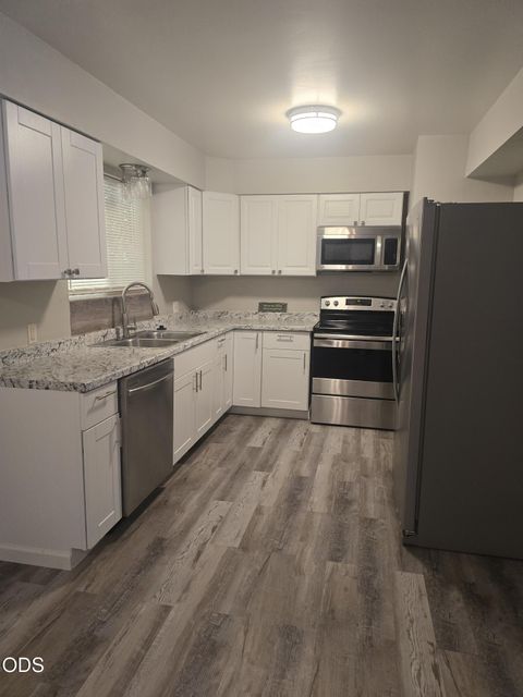 Tiny photo for 1921 Regina Way, Grants Pass, OR 97527 (MLS # 220224233)