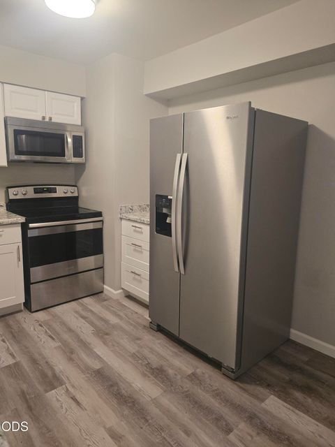 Tiny photo for 1921 Regina Way, Grants Pass, OR 97527 (MLS # 220224233)