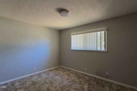 Tiny photo for 1921 Regina Way, Grants Pass, OR 97527 (MLS # 220224233)