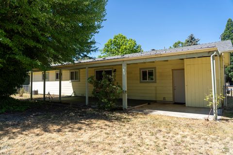 Tiny photo for 1921 Regina Way, Grants Pass, OR 97527 (MLS # 220224233)
