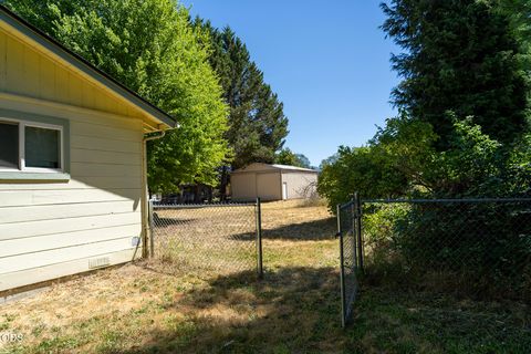 Tiny photo for 1921 Regina Way, Grants Pass, OR 97527 (MLS # 220224233)