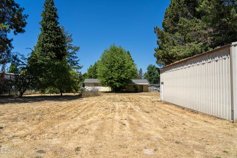 Tiny photo for 1921 Regina Way, Grants Pass, OR 97527 (MLS # 220224233)