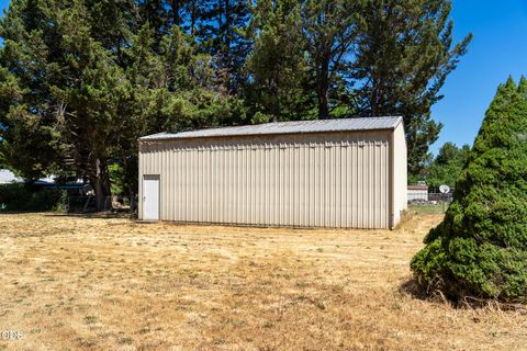 Tiny photo for 1921 Regina Way, Grants Pass, OR 97527 (MLS # 220224233)