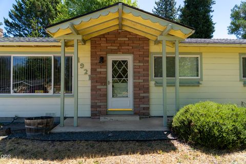 Tiny photo for 1921 Regina Way, Grants Pass, OR 97527 (MLS # 220224233)