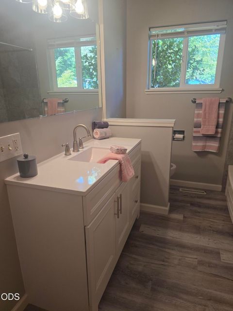 Tiny photo for 1921 Regina Way, Grants Pass, OR 97527 (MLS # 220224233)