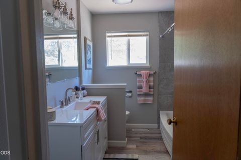 Tiny photo for 1921 Regina Way, Grants Pass, OR 97527 (MLS # 220224233)
