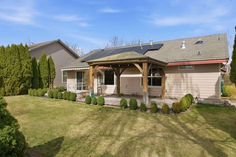 Tiny photo for 1736 NW Nickernut Place, Redmond, OR 97756 (MLS # 220216975)