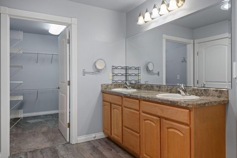 Tiny photo for 1736 NW Nickernut Place, Redmond, OR 97756 (MLS # 220216975)