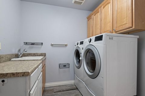 Tiny photo for 1736 NW Nickernut Place, Redmond, OR 97756 (MLS # 220216975)