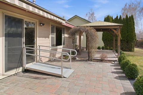 Tiny photo for 1736 NW Nickernut Place, Redmond, OR 97756 (MLS # 220216975)