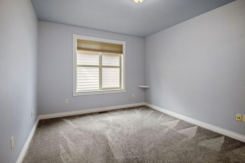 Tiny photo for 1736 NW Nickernut Place, Redmond, OR 97756 (MLS # 220216975)