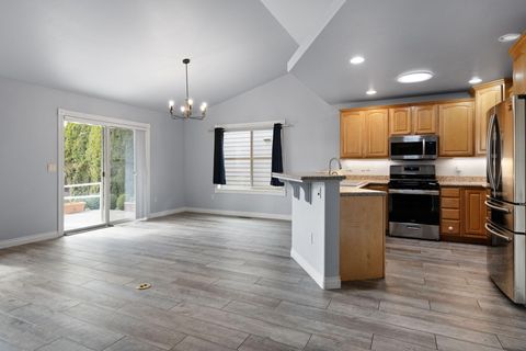 Tiny photo for 1736 NW Nickernut Place, Redmond, OR 97756 (MLS # 220216975)