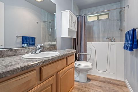 Tiny photo for 1736 NW Nickernut Place, Redmond, OR 97756 (MLS # 220216975)