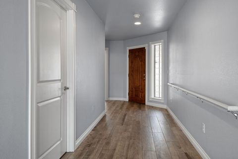 Tiny photo for 1736 NW Nickernut Place, Redmond, OR 97756 (MLS # 220216975)