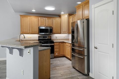 Tiny photo for 1736 NW Nickernut Place, Redmond, OR 97756 (MLS # 220216975)