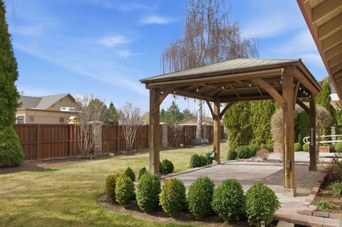 Tiny photo for 1736 NW Nickernut Place, Redmond, OR 97756 (MLS # 220216975)