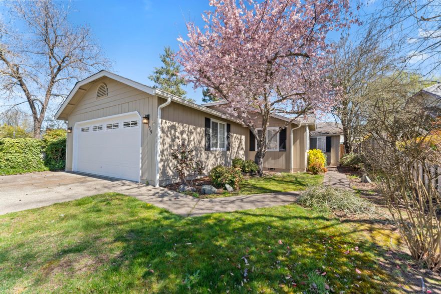 Perfect cul-de-sac beauty! New Roof, and Granite countertops etc in Kitchen!  This home has charm and privacy tucked away on Freedom Circle. The name says it all with access to fitness centers, shopping, bike trails, medical and hiking all within walking distance.  Backyard is completely fenced and patio is ready for BBq's.  Large open living room, updated kitchen ,Solar tube brings in that natural light with nice color tones throughout.  Large master bedroom with bath, walk in closet and access to patio.  Well taken care of and ready for you to move in!  Take your tour of Freedom Circle and see me before I'm gone.  All photos and videos/tours are property of hommati