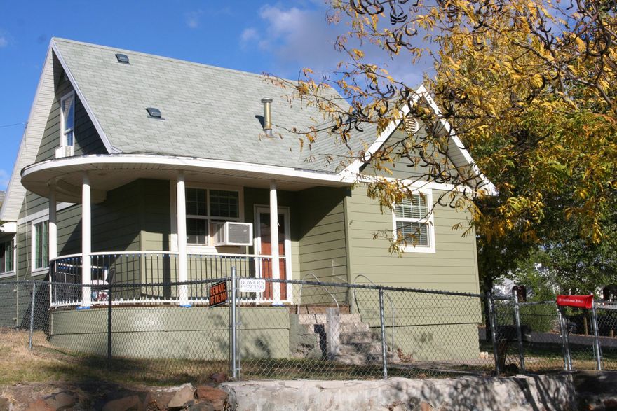 Super cute 1905 3 bedroom charmer in great condition located close to OIT , SkyLakes Medical Center & close to down town. Huge eat-in kitchen with appliances, large living room, main level principal bedroom with walk-in closet. Two super covered porches one is perfect for BBQ's . All located on a chain link fenced corner lot with abundant parking including garage & carport too. Additional features include updated siding, exterior paint, vinyl windows, water heater & more.