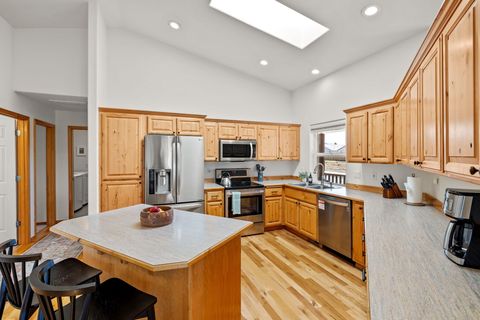 Tiny photo for 2902 NE Pinnacle Place, Bend, OR 97701 (MLS # 220221207)