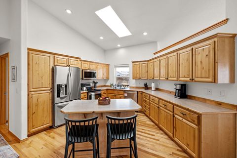 Tiny photo for 2902 NE Pinnacle Place, Bend, OR 97701 (MLS # 220221207)